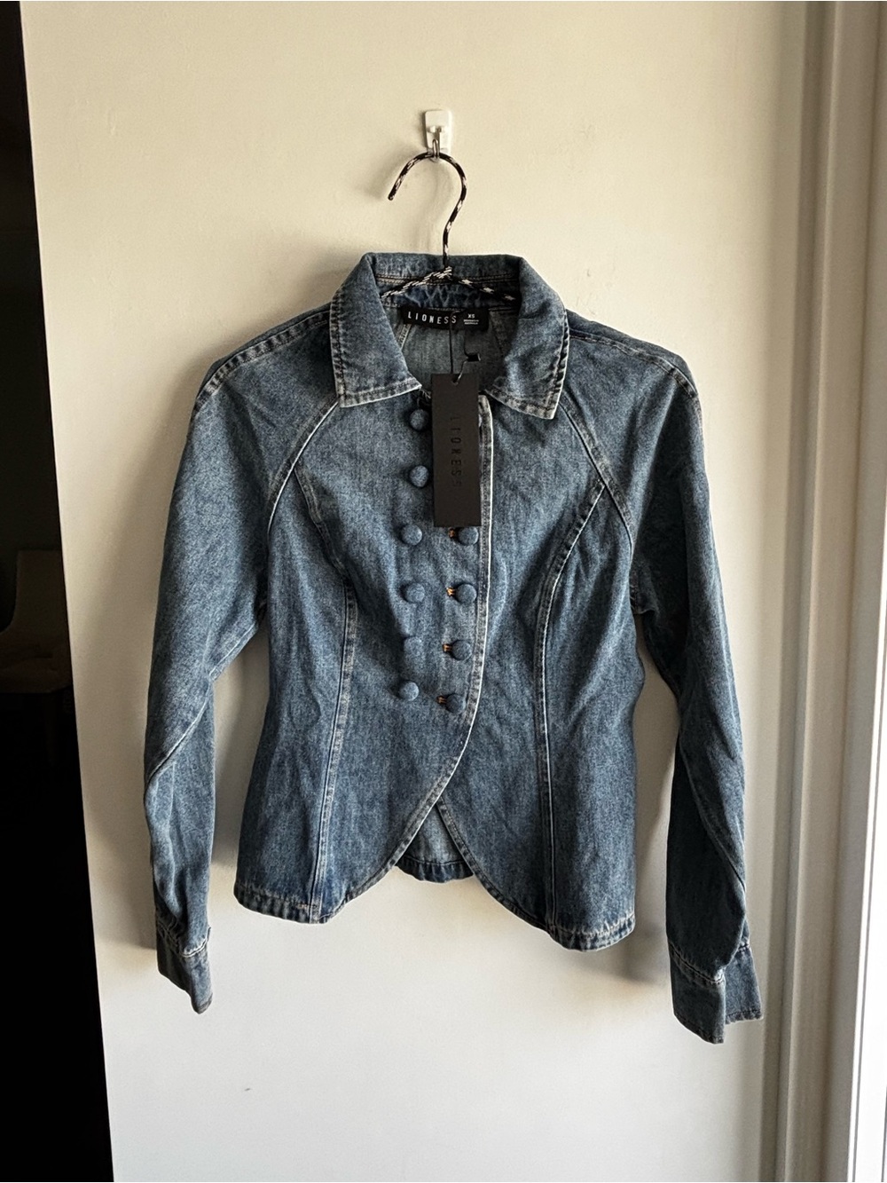 Lioness - form jacket - Picture 3 of 6